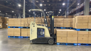 Picture of a forklift with a hydrogen fuel cell in it